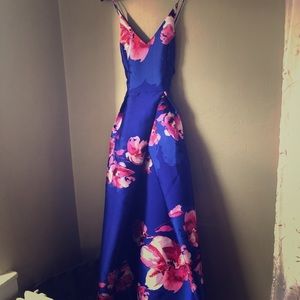 Gorgeous, long, floral gown with pockets